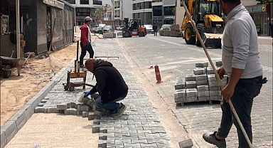 Ezine’de Aytaç Sokak’ta yol genişletme ve park cebi çalışmaları sürüyor