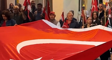 Gelibolu'da binlerce yürek Atatürk'ün izinde yürüdü: Fener alayı geceyi aydınlattı