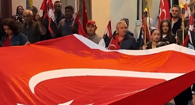 Gelibolu'da binlerce yürek Atatürk'ün izinde yürüdü: Fener alayı geceyi aydınlattı