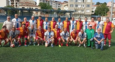 Geliboluspor ve Galatasaray Lisesi Veteranları Arasında Dostluk Maçı: Kazanan Yine Dostluk Oldu