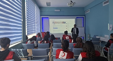 Genç Kızılay Topluluğu öğrencilerine İş Kulübü eğitimi verildi