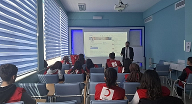 Genç Kızılay Topluluğu öğrencilerine İş Kulübü eğitimi verildi