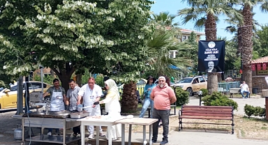 Gökçeada’da Sırrı Süreyya Önder anısına lokma dağıtıldı