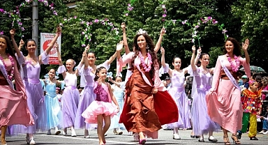 Güllerin şehri bu yıl da renkleniyor