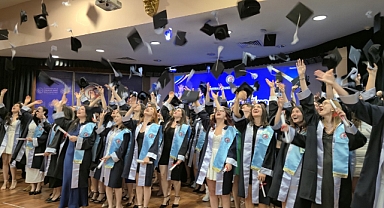 Turizm Fakültesi'nde mezuniyet coşkusu