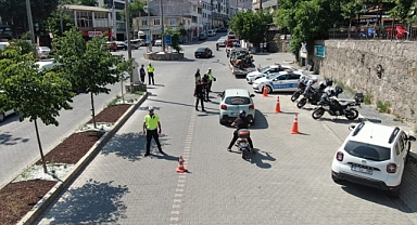 Ayvacık'ta Trafik ve Asayiş Uygulaması: 3 Şahıs Gözaltında, 8 Motosiklet Men Edildi