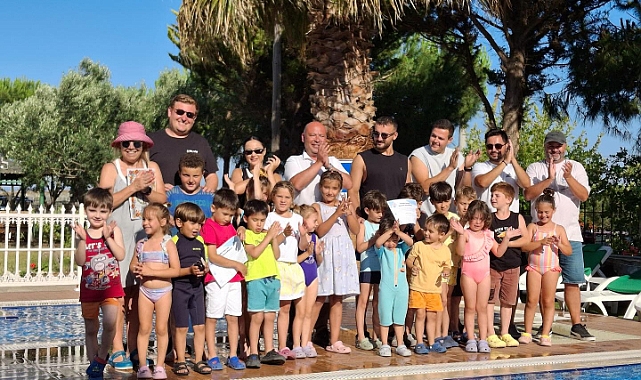 Bozcaada’da çocuklar yüzme sertifikalarını aldı