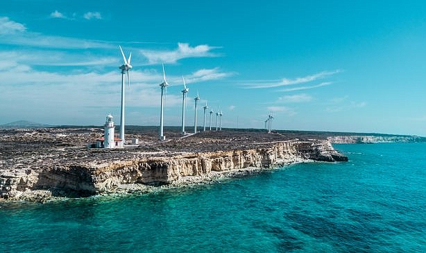 Bozcaada'da göz kamaştıran günbatımı ve rüzgar gülleri büyülüyor