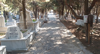 Bozcaada Mezarlığı bayrama hazırlandı