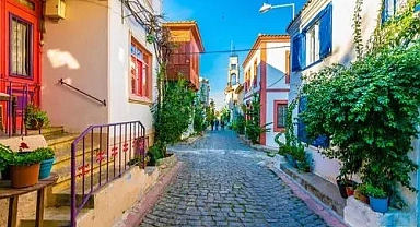 Bozcaada’nın sokaklarında zaman yolculuğu: Rum ve Türk mahalleleri büyülüyor