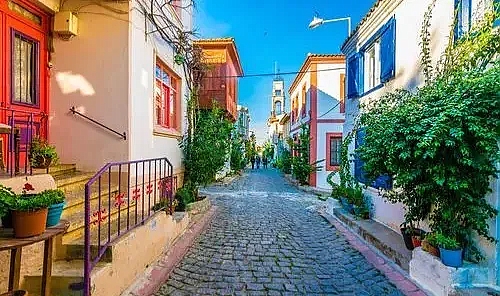 Bozcaada’nın sokaklarında zaman yolculuğu: Rum ve Türk mahalleleri büyülüyor