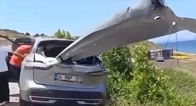 Çanakkale’de otomobil bariyere saplandı