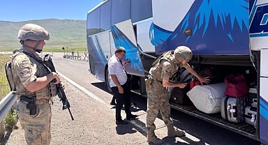 Göçmen kaçakçılarına darbe: 15 organizatör yakalandı, 446 düzensiz göçmen sınır dışı edilecek