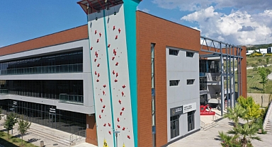 Güzelyalı Kamp Merkezi’ne Uluslararası Standartlarda Tırmanma Duvarı