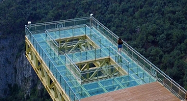 Kazdağları’nın Zirvesinde Büyüleyici Bir Nokta: Altınoluk Cam Seyir Terası Ziyaretçi Akınına Uğruyor