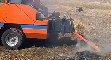 Özbek'te balya makinesinden çıkan yangın kontrol altına alındı