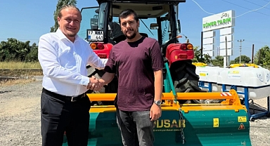 Sümer Tarım’dan Lapseki Belediyesi’ne çapalama makinesi hibe edildi