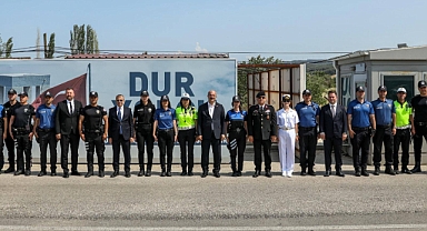 Vali Ömer Toraman’dan İzmir Yolu Polis Kontrol Noktası’na Bayram Ziyareti