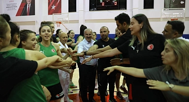 Vali Ömer Toraman’dan U18 Kız Basketbol Milli Takımı'na moral ziyareti
