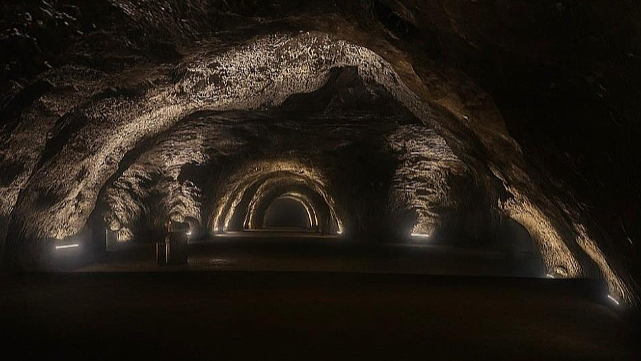 Vatandaşlar, serinlemek için yerin 150 metre altına iniyor
