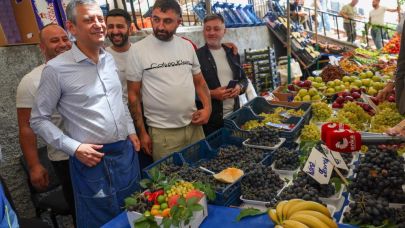 Özgür Özel önlük takıp muz sattı, pazarda ilgi odağı oldu