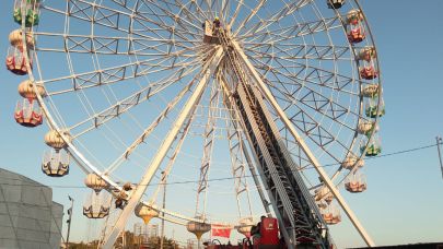 Dönme Dolapta Korku Dolu Dakikalar! 3 Kişi Mahsur Kaldı!