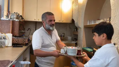 50 yıldır çaycılık yapan esnaf bunaltıcı sıcakta da ocağın başında