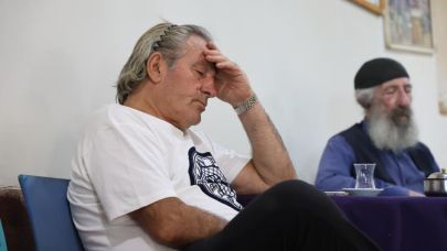 Bu kahvehaneye gelen uyuyor