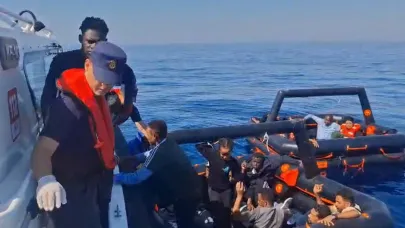 Yunanistan 19 Kaçak Göçmeni Denizde Ölüme Terk Etti