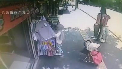 Bebekle dolu puset yokuştan böyle kaydı: O anlar kamerada...