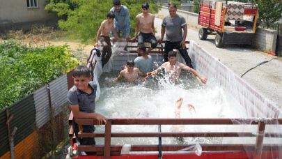 Sıcaktan bunalan gençler römorktan havuz yaptı