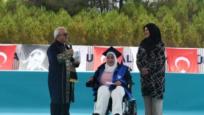 Engelleri azmiyle aştı, mezuniyetine annesiyle ulaştı