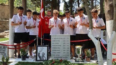 Yunusemre'nin U17 Şampiyonları, Kupayla Ferdi Zeyrek’i Andı