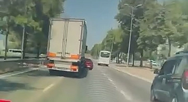 Araç Kamerası Kayıttaydı: Tırın Önüne Yan Dönen Otomobil Sürüklenerek Durabildi!