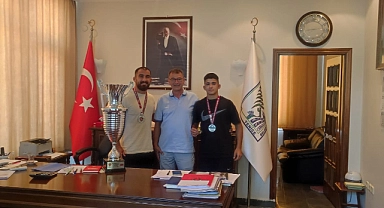 Başkan Acar'dan Feyzullah Aktürk'e Cumhuriyet Altını!