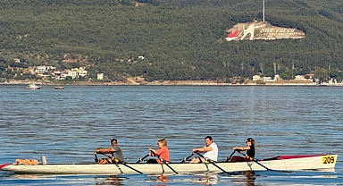 Başkan Muharrem Erkek, sabahın erken saatlerinde kürek çekti