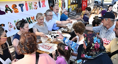 Cuma Pazarı’nda bez çantalar dağıtıldı
