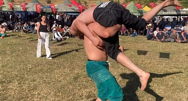 Pehlivan rakibini karıştırdı, er meydanı kahkahaya boğuldu