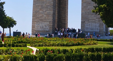 Yaz Tatilinde Çanakkale Ruhu: Öğrenciler Şehitliğe Akın Ediyor