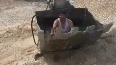 Sıcaktan bunalan işçiler kepçeyi havuz yaptı