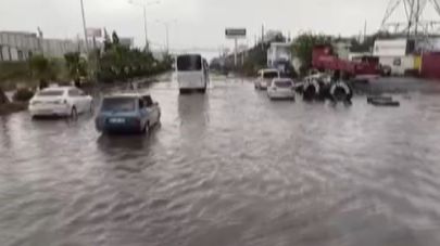 Sağanak Yağış Bastırdı! Yolları Göle Döndü