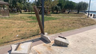 Çardak sahilindeki banklara zarar verildi