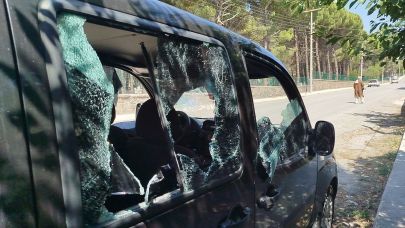 Park Halindeki Araca Sopalı Saldırı Kameraya Takıldı