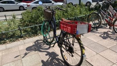 Bir vatandaş bisikletine plaka taktı