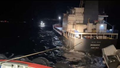 Çanakkale Boğazı'ndan geçen kuru yük gemisinde arıza
