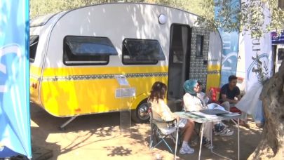 Rekabet Kızıştı. Hüsnü Şenlendirici O Karavanın Peşinde!