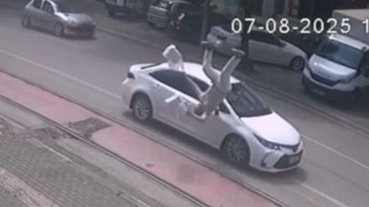 Marketten çıktı, hastanelik oldu: Kaza anı kamerada!