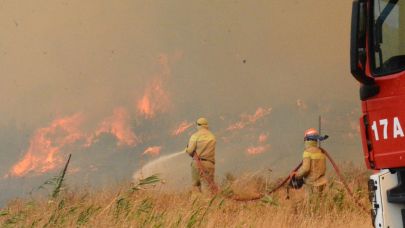 Çanakkale'de yangınlara 8 uçak, 4 helikopterle müdahale ediliyor
