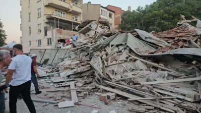 Balıkesir’de deprem enkazında 2 kişiyi kurtarma çalışmaları sürüyor