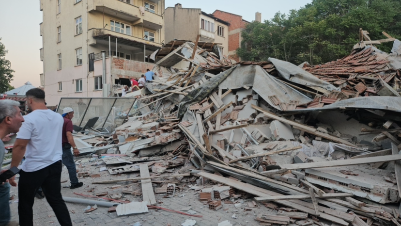 Balıkesir’de deprem enkazında 2 kişiyi kurtarma çalışmaları sürüyor